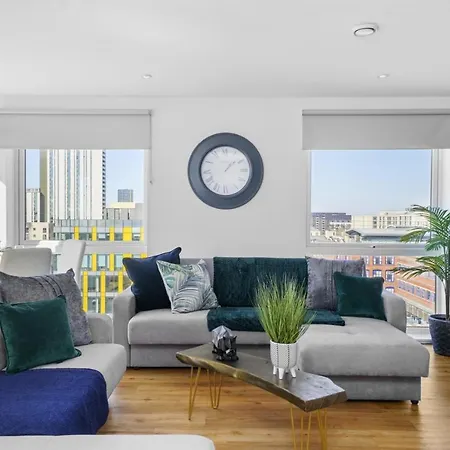 Stunning Centre Penthouse - Sleeps 10 - Parking