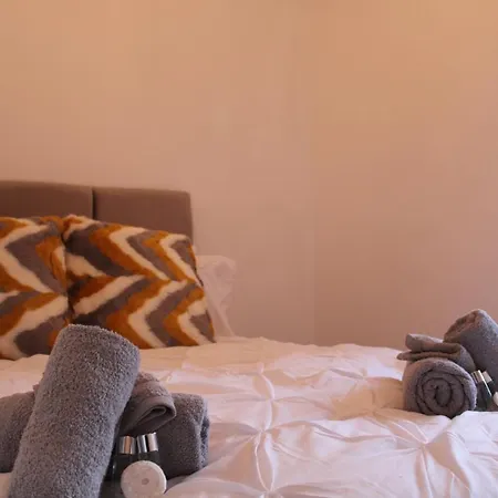 Beautiful, Spacious, Old Trafford Манчестер