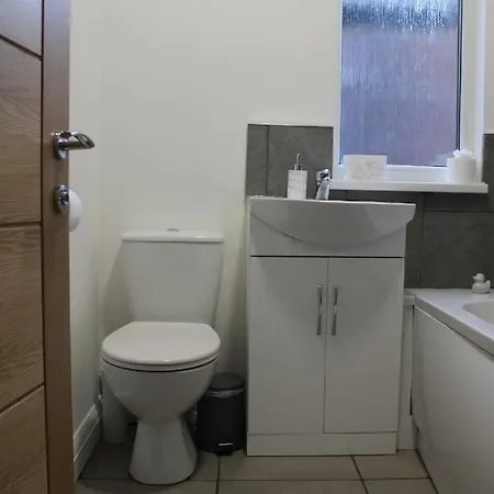 Дом отдыха Beautiful, Spacious, Old Trafford