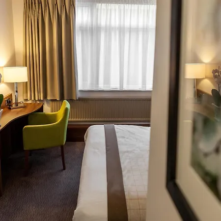 Western Manchester Cresta Court Hotel