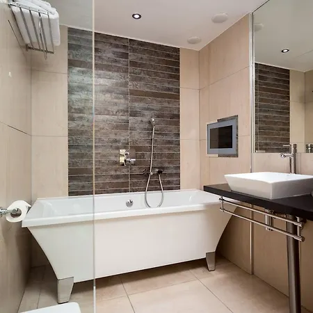 Roomzzz Aparthotel 4*