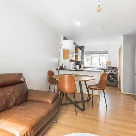 Apartment Entire - Cosy 3 Bedroom House, Close To Levenshulme Station, 13 Mins To Centre Manchester