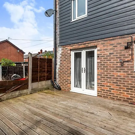 Apartment Entire - Cosy 3 Bedroom House, Close To Levenshulme Station, 13 Mins To Centre Manchester