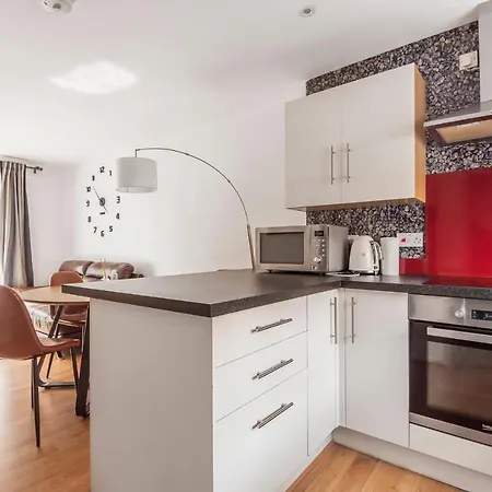 Apartment Entire - Cosy 3 Bedroom House, Close To Levenshulme Station, 13 Mins To Centre Manchester