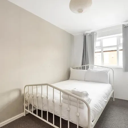 Entire - Cosy 3 Bedroom House, Close To Levenshulme Station, 13 Mins To Centre * Manchester