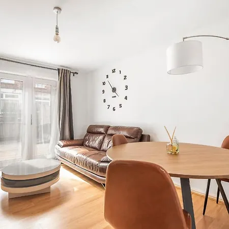 Entire - Cosy 3 Bedroom House, Close To Levenshulme Station, 13 Mins To Centre