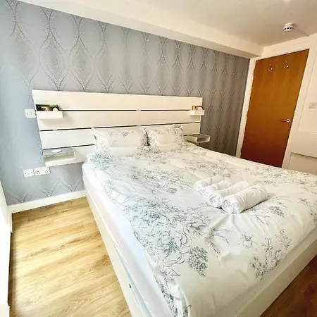 Apartment Two Bedrooms Flat - Centre *