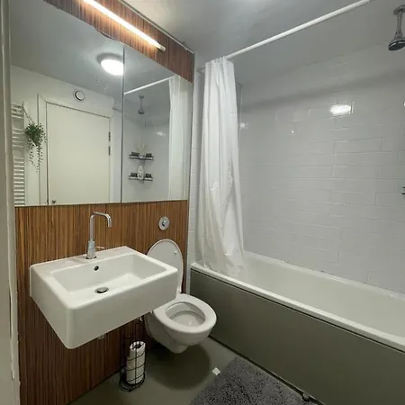 Lovely 1-bedroom With Parking 아파트 맨체스터