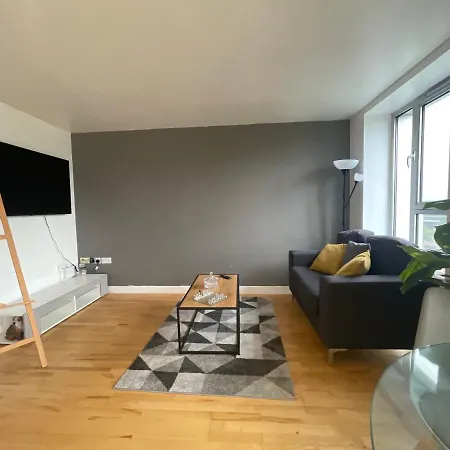 Lovely 1-bedroom With Parking 아파트 *