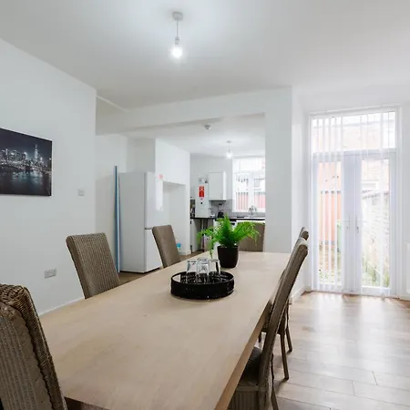 Сasa de vacaciones Clayton House - Spacious Near Etihad Stadium