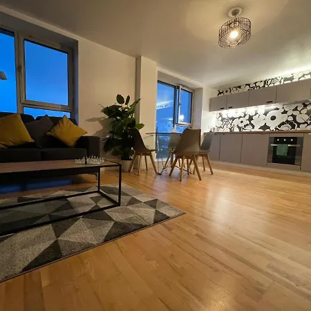 Lovely 1-bedroom With Parking * 맨체스터