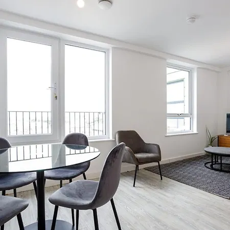 Contemporary 2 Bedroom Duplex In Salford