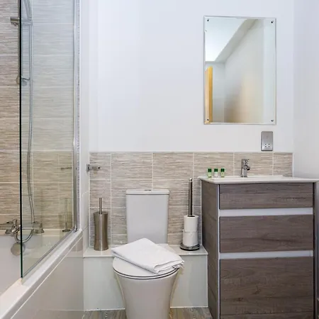 Contemporary 2 Bedroom Duplex In Salford Apartment *
