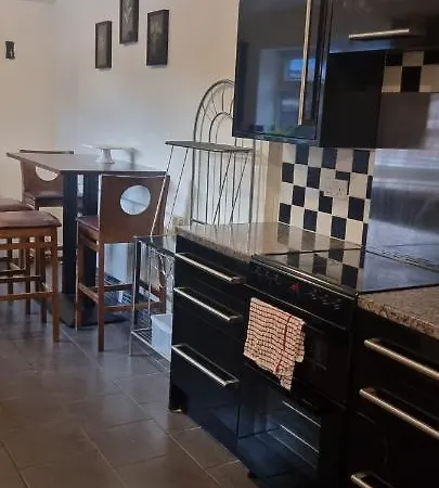 Budget 4 Bedroom House,entire Place.sleeps 10 Holiday home *