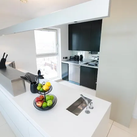 Luxury Three Bedroom Penthouse - By Resify *