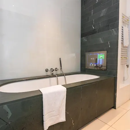 Luxury Three Bedroom Penthouse - By Resify Apartment Manchester