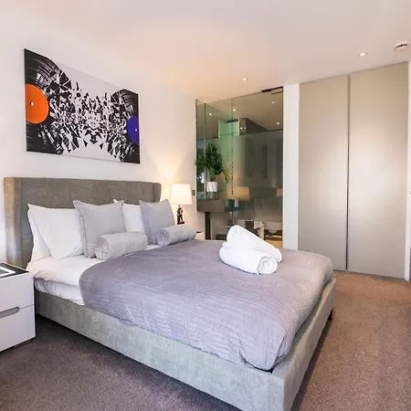 Luxury Three Bedroom Penthouse - By Resify