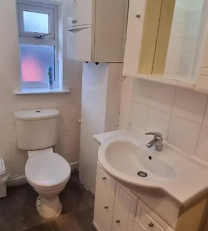 Holiday home Budget 4 Bedroom House,entire Place.sleeps 10