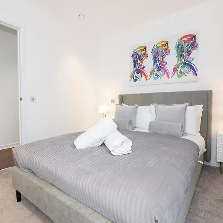 Luxury Three Bedroom Penthouse - By Resify * Manchester