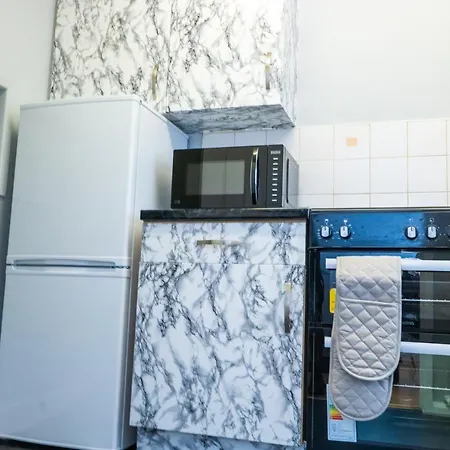 Ferienhaus Cosy 2 Bed With Parking Near Piccadilly, Etihad Stadium And Coop Live Sleeps Up To 5 Manchester