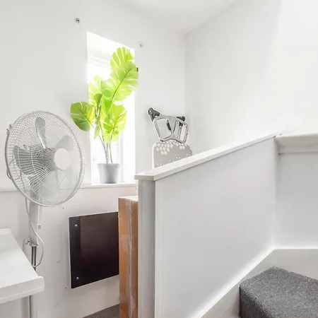 Apartment Entire - Cosy 3 Bedroom House, Close To Levenshulme Station, 13 Mins To Centre Manchester