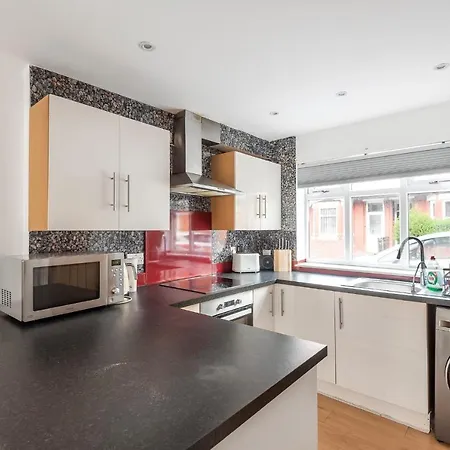 Apartment Entire - Cosy 3 Bedroom House, Close To Levenshulme Station, 13 Mins To Centre Manchester