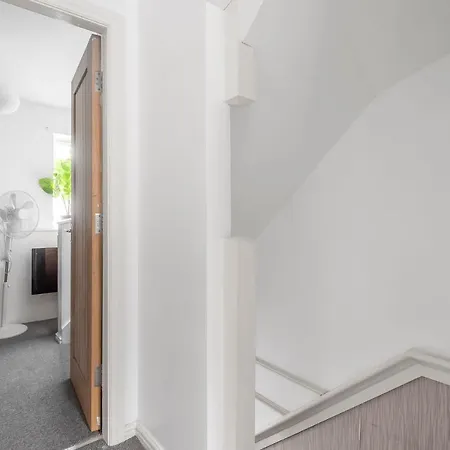 Entire - Cosy 3 Bedroom House, Close To Levenshulme Station, 13 Mins To Centre * Manchester