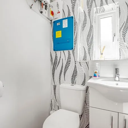 Entire - Cosy 3 Bedroom House, Close To Levenshulme Station, 13 Mins To Centre Apartment *