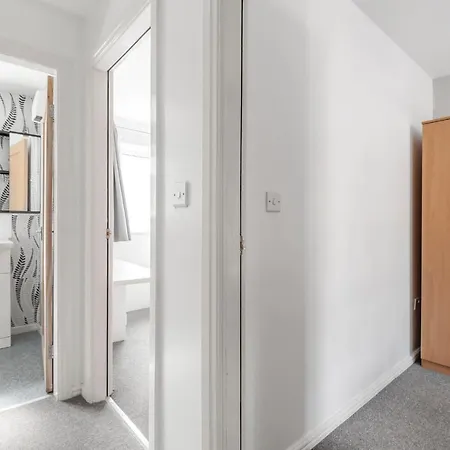 Entire - Cosy 3 Bedroom House, Close To Levenshulme Station, 13 Mins To Centre Apartment