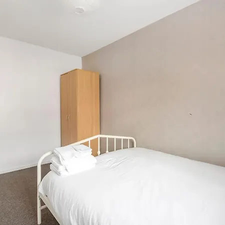 Apartment Entire - Cosy 3 Bedroom House, Close To Levenshulme Station, 13 Mins To Centre