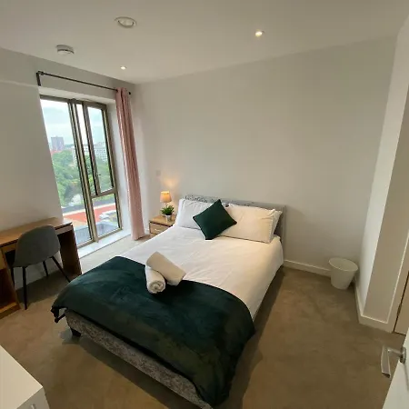 Modern 2 Bedroom Central Apartment *