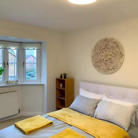 בית נופש Spacious And Amazing 4 Bedroom Detached House מנצ'סטר