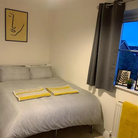 Spacious And Amazing 4 Bedroom Detached House * מנצ'סטר