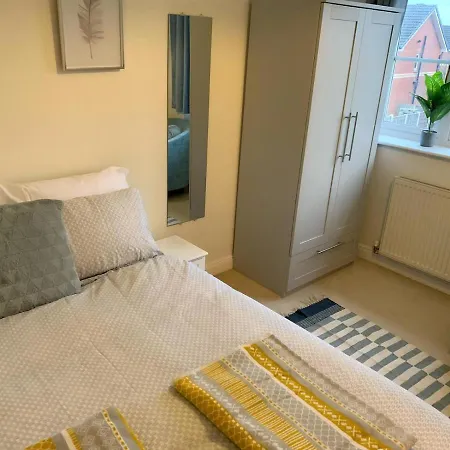 Spacious And Amazing 4 Bedroom Detached House Holiday home Manchester