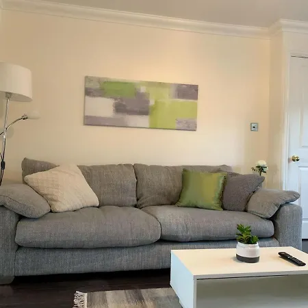 Spacious And Amazing 4 Bedroom Detached House בית נופש מנצ'סטר