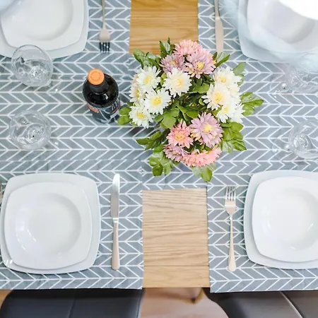 Stylish 4 Bedroom Close To City Centre Vakantiehuis *