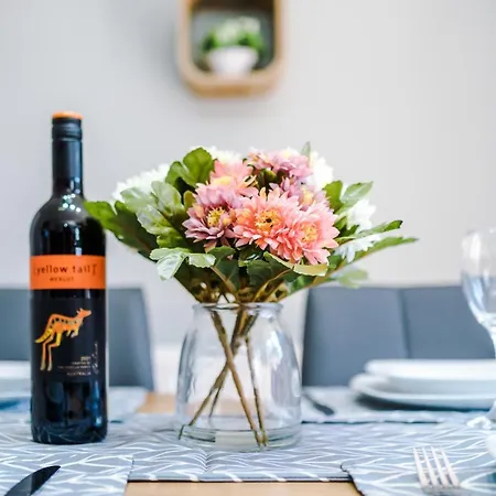 Vakantiehuis Stylish 4 Bedroom Close To City Centre *