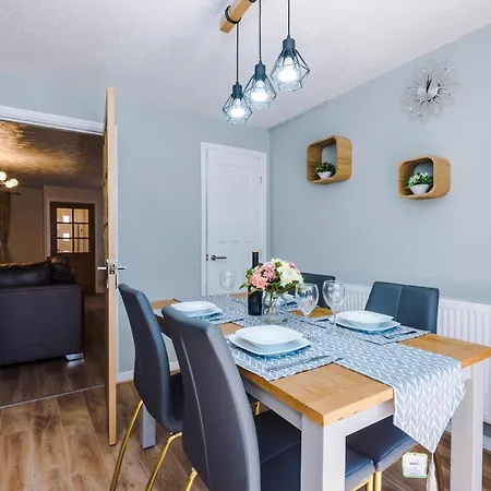 Stylish 4 Bedroom Close To City Centre Manchester