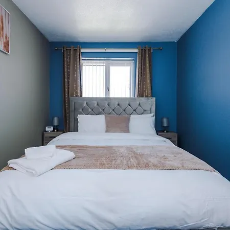 Stylish 4 Bedroom Close To City Centre