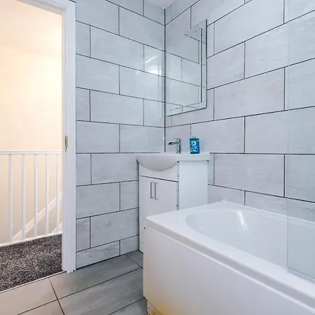 Stylish 4 Bedroom Close To City Centre