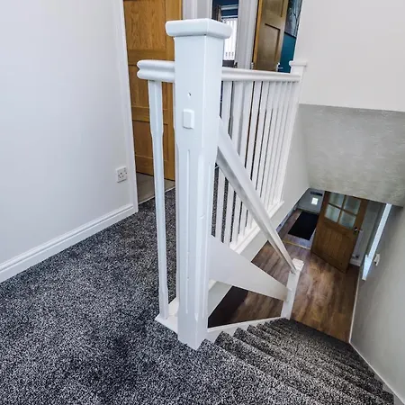 Vakantiehuis Stylish 4 Bedroom Close To City Centre