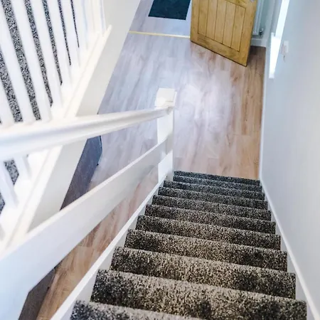 Vakantiehuis Stylish 4 Bedroom Close To City Centre *