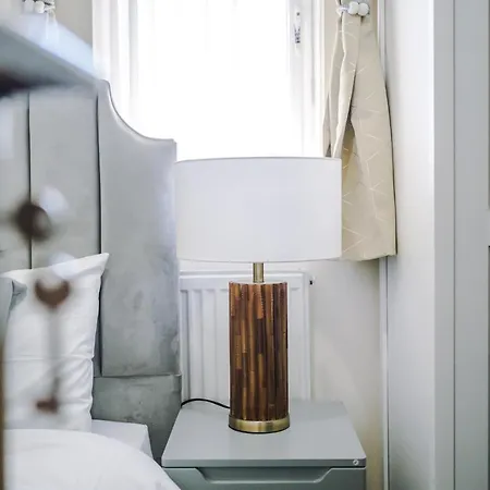 Stylish 4 Bedroom Close To City Centre *