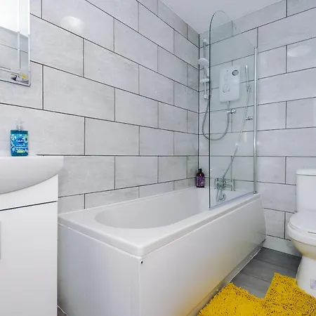 Stylish 4 Bedroom Close To City Centre Vakantiehuis Manchester