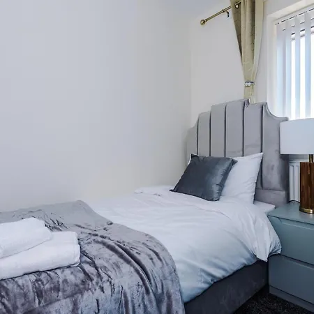 Vakantiehuis Stylish 4 Bedroom Close To City Centre *