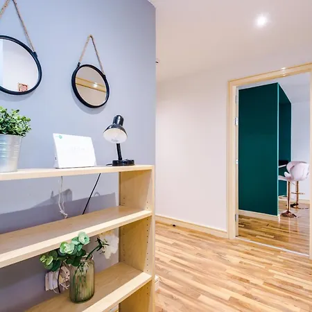 Spacious - Sleeps 9 アパート *