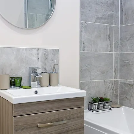 Bright And Modern 2 Bedroom *