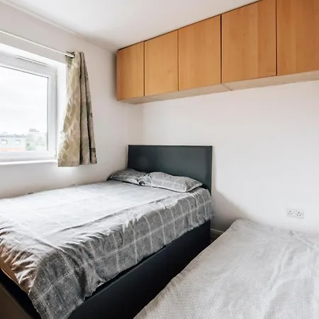 Lloyd St Apartment *