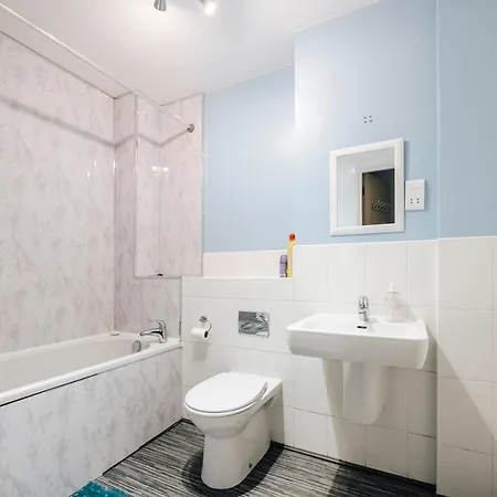 Lloyd St Apartment