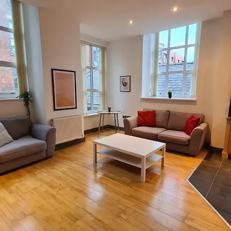 Spacious, Bright And Airy Centre Flat. Unique Converted Mill. דירה